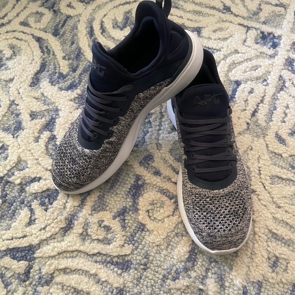 APL techloom tracer women’s 9.5
